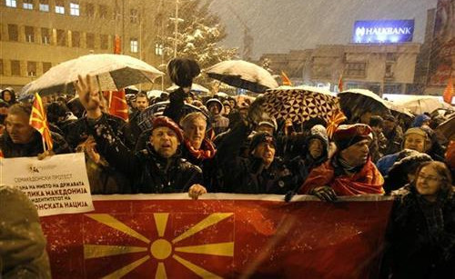 (VIDEO) ŽESTOKI PROTESTI U SKOPLJU: Narod protiv promene imena Makedonije, ZAPALJENA ZASTAVA GRČKE!